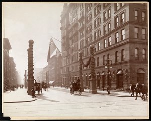 Dekorasjoner for Dewey Parade på Waldorf Astoria Hotel, 33rd Street og 5th Avenue, New York, 1899 (sølv gelatintrykk) av Byron Company
