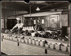 Utstilling av kjøttpålegg på kjøkkenet til Commodore Hotel, 1919 (sølv gelatintrykk)