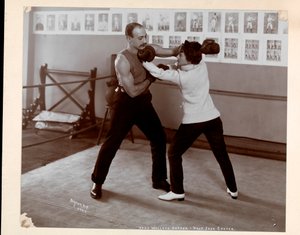 Edna Wallace Hopper poserte i en boksering med Jack Cooper på gymsalen hans på Broadway og 37th Street, New York, 1899 (sølv gelatintrykk)