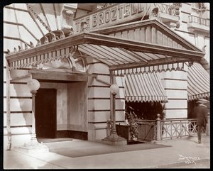 Inngangen til Hotel Broztell, 3 East 27th Street, New York, 1906 (sølv gelatintrykk) av Byron Company