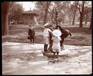 Fem barn leker og drikker ved fontenen på Madison Square, New York, 1901 (sølv gelatintrykk)