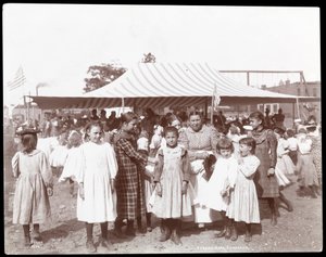 En gruppe jenter og en kvinne ved Hudson Bank Gymnasium and Playground, 53rd Street og 11th Avenue, New York, 1898 (sølv gelatintrykk)