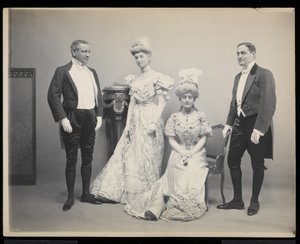 Gruppeportrett av Sydney Dillon Ripley med tre andre på James Hazen Hyde Ball, New York, 31. januar 1905 (sølv gelatintrykk)