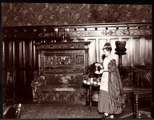 Gjester som tar te på Hotel Marie Antoinette, 1895 eller 1896 (sølv gelatintrykk)