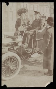 Hattie Williams satt med sjåfør i en av New York Citys første biler, New York, 1890-1910 (sølv gelatintrykk) av Byron Company