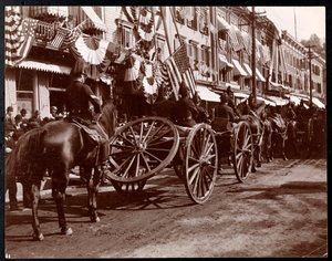 Hestetrukket artilleri på parade ved Dobbs Ferry, New York, 1898 (sølv gelatintrykk)