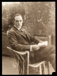 Howard Estabrook i en hage, 1915-16 (sølv gelatintrykk)
