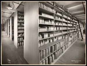 Innvendig visning av et kjemikalielager i Parke, Davis und Co., kjemikere, Hudson und Vestry Streets, New York, 1910 (sølvgelatintrykk) av Byron Company