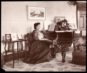 Madame Frances Saville at Home, 1895 (sølv gelatintrykk)