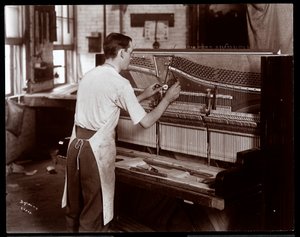 Mann som arbeider i Hardman, Peck und Co. pianofabrikk, New York, 1907 (sølv gelatintrykk)