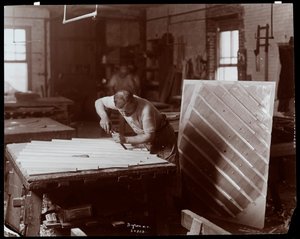 Mann som arbeider i Hardman, Peck und Co. pianofabrikk, New York, 1907 (sølv gelatintrykk) av Byron Company