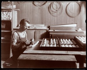 Mann som arbeider i Hardman, Peck und Co. pianofabrikk, New York, 1907 (sølv gelatintrykk)