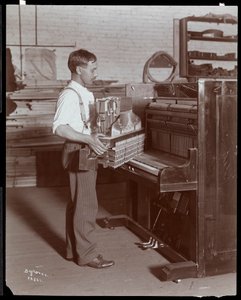 Mann som arbeider i Hardman, Peck und Co. pianofabrikk, New York, 1907 (sølv gelatintrykk)