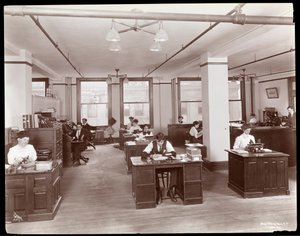 Menn og kvinner på et åpent kontor i Parke, Davis und Co., kjemikere, Hudson und Vestry Streets, New York, 1910 (sølvgelatintrykk)