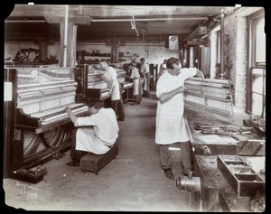 Menn som arbeider i Hardman, Peck und Co. pianofabrikk, New York, 1907 (sølv gelatintrykk)
