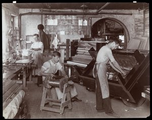 Menn som arbeider i Hardman, Peck und Co. pianofabrikk, New York, 1907 (sølv gelatintrykk)