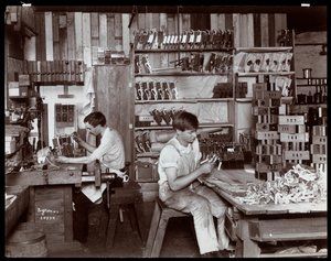 Menn som arbeider i Hardman, Peck und Co. pianofabrikk, New York, 1907 (sølv gelatintrykk)