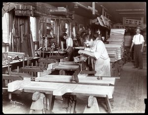Menn som arbeider i Hardman, Peck und Co. pianofabrikk, New York, 1907 (sølv gelatintrykk) av Byron Company
