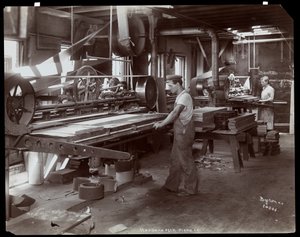 Menn som arbeider i Hardman, Peck und Co. pianofabrikk, New York, 1907 (sølv gelatintrykk)