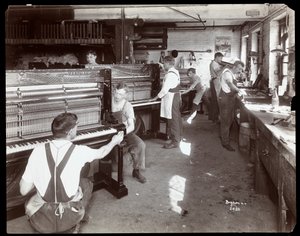 Menn som arbeider i Hardman, Peck und Co. pianofabrikk, New York, 1907 (sølv gelatintrykk)