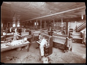 Menn som arbeider i Harrington Piano Co.-fabrikken, 1907 (sølv gelatintrykk)