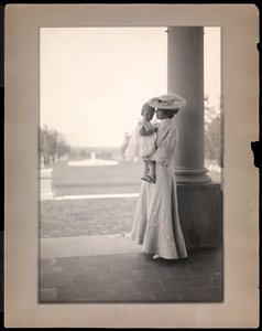 Mrs. Clarence Mackay og barn i portikken til Harbor Hill, Long Island 1898-1910 (platinatrykk)