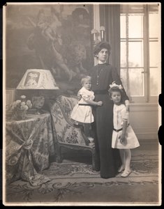 Mrs. Clarence Mackay med barna sine på Harbor Hill, Long Island, ca. 1905 (platinatrykk)