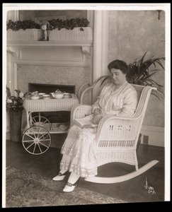 Mrs. Howard satt med en bok i en gyngestol hjemme hos henne på 200, 5th Avenue, New York, 1915-6 (sølv gelatintrykk)