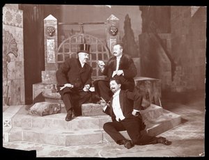 Oscar Hammerstein og to andre på Manhattan Opera House, ca. 1905 (sølv gelatintrykk)
