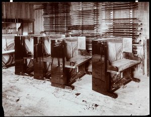 Pianoer under bygging på Hardman, Peck und Co.-fabrikken, New York, 1907 (sølvgelatintrykk) av Byron Company