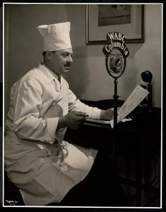 Portrett av kokk Maurice Hervieux ved mikrofonen på Hotel Commodore, 1930 (sølv gelatintrykk)