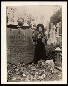 Portrett av Eva Booth ved graven til faren hennes, general William Booth, ca. 1915 (sølv gelatintrykk)