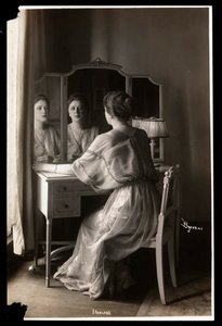 Portrett av Jobyna Howland sittende ved toalettbordet hennes, 1908-9 (sølv gelatintrykk)