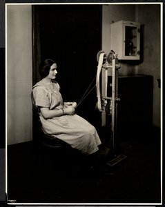 Portrett av en blind, døv og stum ung kvinne som spinner ull ved New York Association for the Blind, 111 East 59th St., New York, 1923 (sølv gelatintrykk)