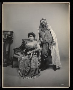Portrett av en uidentifisert mann og kvinne på James Hazen Hyde Ball, New York, 31. januar 1905 (sølv gelatintrykk)