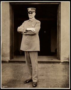 Portrett av den høyeste politimannen på Hotel Commodore, 1922 (sølv gelatintrykk)