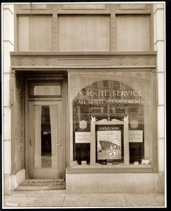 Butikkfront av En Route Service, Inc., på Savoy Plaza Hotel, 59th Street og 5th Avenue, New York, 1928 (sølv gelatintrykk) av Byron Company