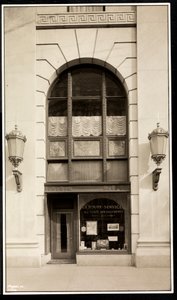 Butikkfront til En Route Service, Inc., på Savoy Plaza Hotel, 59th Street og 5th Avenue, New York, 1928 (sølv gelatintrykk) av Byron Company
