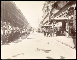 Guvernørens stab venter på ankomsten til Li Hung Chang på Waldorf Astoria Hotel, New York, 1896 (sølv gelatintrykk)