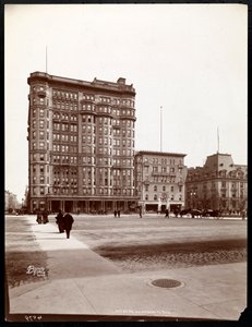 Hotel Savoy på 59th Street og 5th Avenue, utsikt fra inngangen til Central Park, New York, 1898 (sølv gelatintrykk) av Byron Company