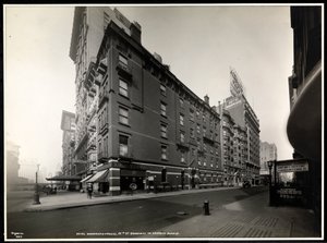 The Hotel Woodward, Broadway and 55th Street, New York, 1920 (sølv gelatintrykk) av Byron Company