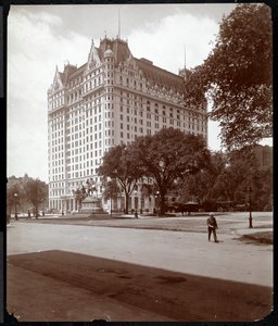 The Plaza Hotel, 5th Avenue og 59th Street, New York, 1907 (sølv gelatintrykk) av Byron Company