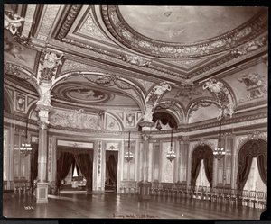Ballsalen på Hotel Savoy, ca. 1895-96 (sølv gelatintrykk) av Byron Company