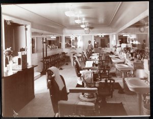 Frisørsalongen på Philadelphia Ritz-Carlton Hotel, 1913 (sølv gelatintrykk) av Byron Company