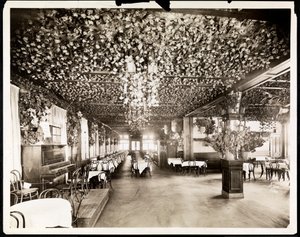 Spisestuen på Hotel Dolphin, New York, 1915 (sølv gelatintrykk) av Byron Company