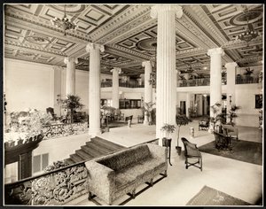 Inngangen og lobbyen til Robert Treat Hotel, Newark, New Jersey, 1916 (sølv gelatintrykk) av Byron Company