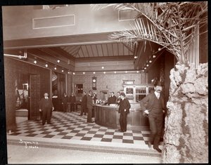 Lobbyen og registreringsskranken på Hotel Victoria, 1900 eller 1901 (sølv gelatintrykk)