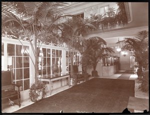 Lobbyen og registreringsskranken på Ritz-Carlton Hotel, ca. 1910-11 (sølv gelatintrykk) av Byron Company