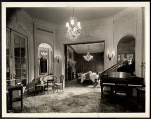 Musikkrommet til Louis XVI Suite på Hotel St. Regis, 1937 (sølv gelatintrykk)