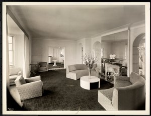 Stuen i toppleiligheten på Hotel St. Regis, 1937 (sølv gelatintrykk) av Byron Company